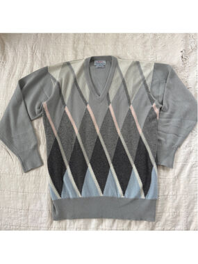 Vintage Ballantyne gray V-neck argyle sweater W/ diamond pattern • 100% Cashmere